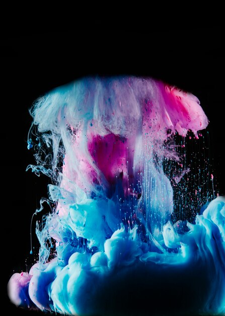 Splash von blauen und magentaroten Farben