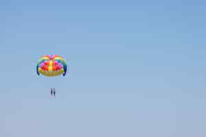 Kostenloses Foto sport blauen himmel sommeraktivität gleitschirmfliegen