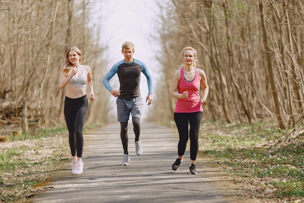 Sport Familientraining in einem Sommerwald