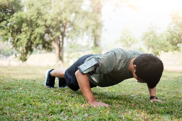 Kostenloses Foto sport fitness mann push-ups.