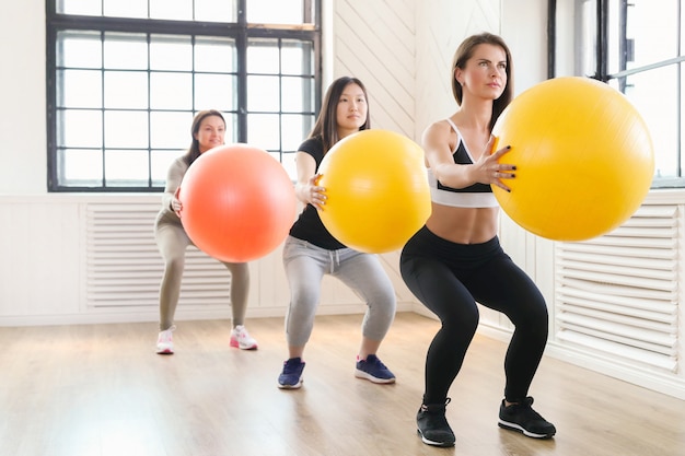 Sport Indoor, Fitness im Fitnessstudio, Fitness im Fitnessstudio