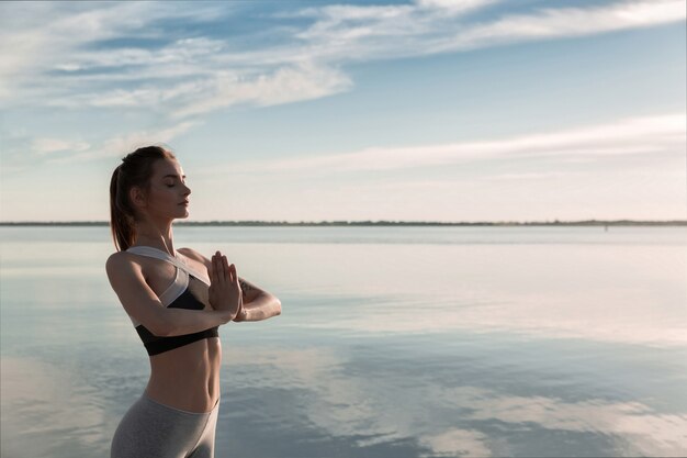 Sport schöne Frau an der Strandmeditation.