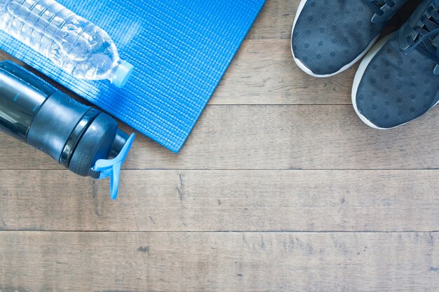 Sport und Workout Ausrüstung auf Holz Hintergrund, Flat Lay von gesunden Lebensstil Konzept