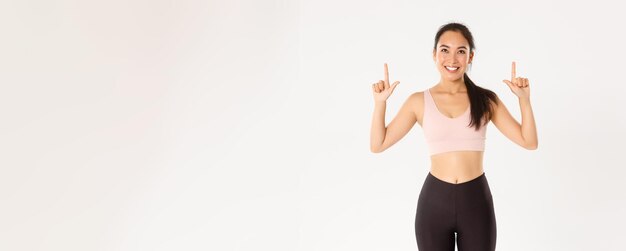 Sport-Wohlbefinden und aktives Lifestyle-Konzept Fröhliche, gutaussehende asiatische Sportlerin in Sportbra und