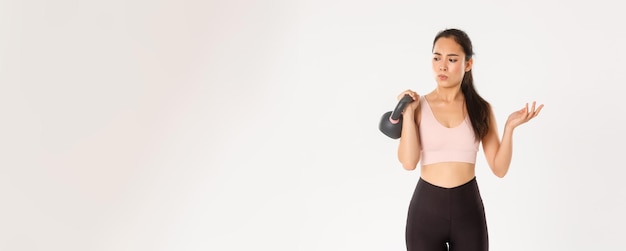 Sport-Wohlbefinden und aktives Lifestyle-Konzept verwirrten asiatisches Fitness-Mädchen in Activewear, das puzzl aussieht