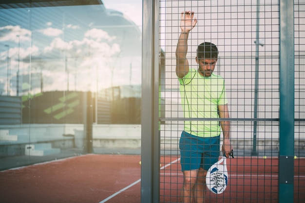 Sport39s Mann ruht sich vom Padelspielen aus