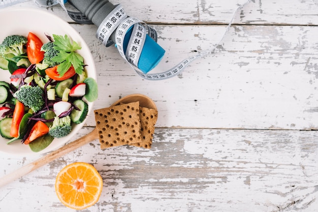 Kostenloses Foto sportausrüstung und salat