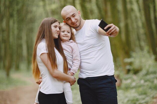 Sportfamilie in einem Sommerwald