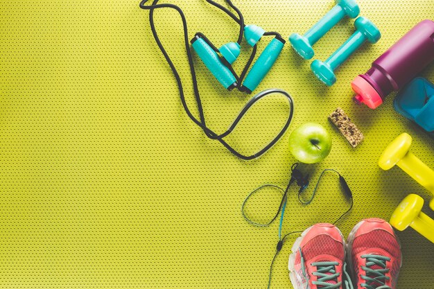 Sportgeräte um Apfel und Energieriegel