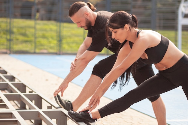 Sportive der Teamarbeit, die zusammen ausdehnen