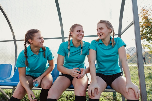 Sportive Frauen sitzen auf einer Bank