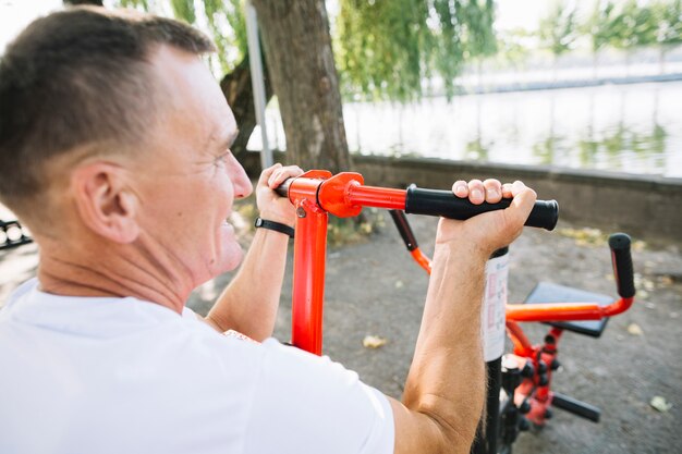 Sportiver ausarbeitender Mann der hinteren Ansicht