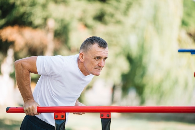 Sportiver Mann, der im Freien ausarbeitet