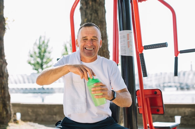 Sportiver Senior, der an der Kamera lächelt