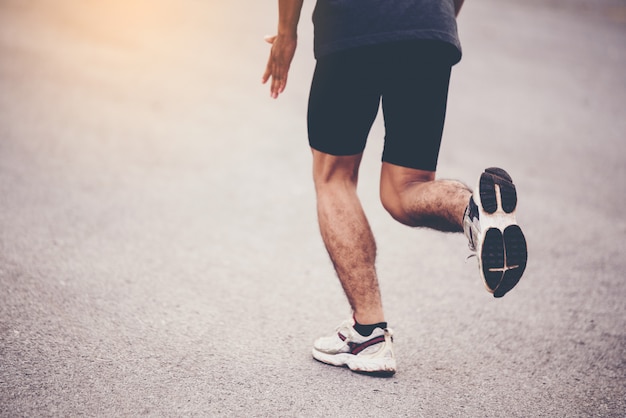 Sportkonzept, Abschluss herauf den Mann mit Läufer auf der Straße