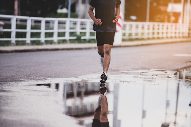 Sportkonzept, Abschluss herauf den Mann mit Läufer auf der Straße