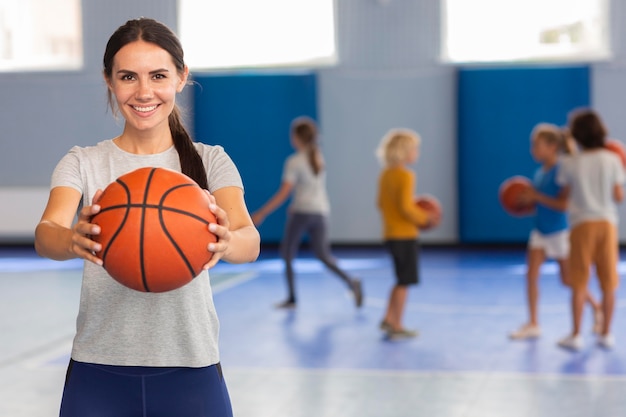 Sportlehrer im Sportunterricht