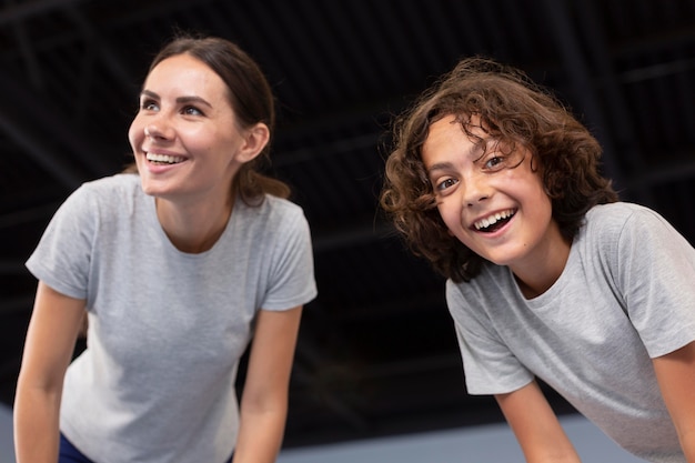 Sportlehrerin mit ihrem Schüler