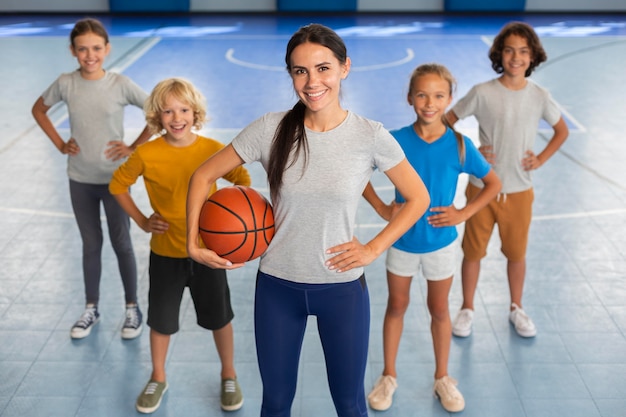 Kostenloses Foto sportlehrerin mit ihren schülern