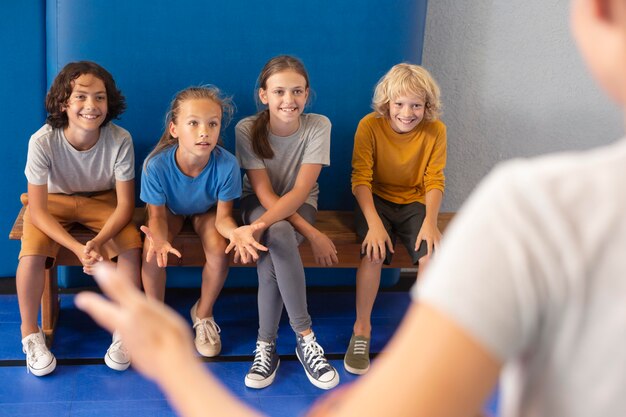 Sportlehrerin mit ihren Schülern