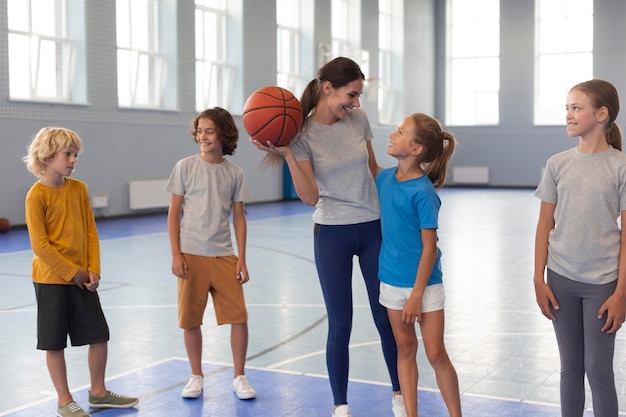 Kostenloses Foto sportlehrerin mit ihren schülern