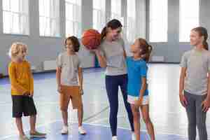 Kostenloses Foto sportlehrerin mit ihren schülern