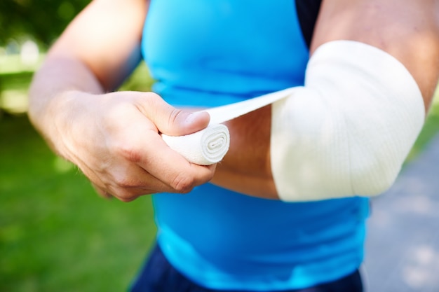 Kostenloses Foto sportler bandagieren des ellbogens