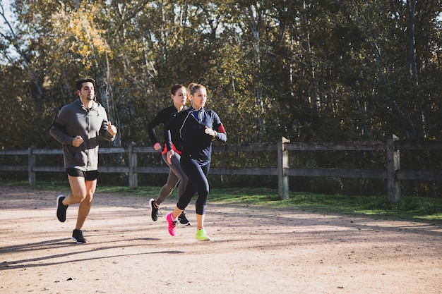 Sportler im Freien laufen