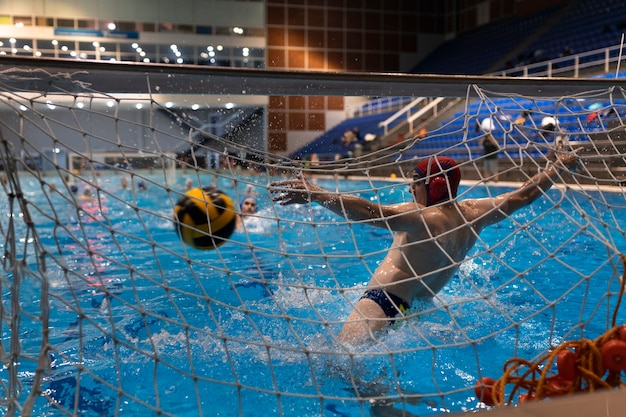 Kostenloses Foto sportler spielen wasserball im pool