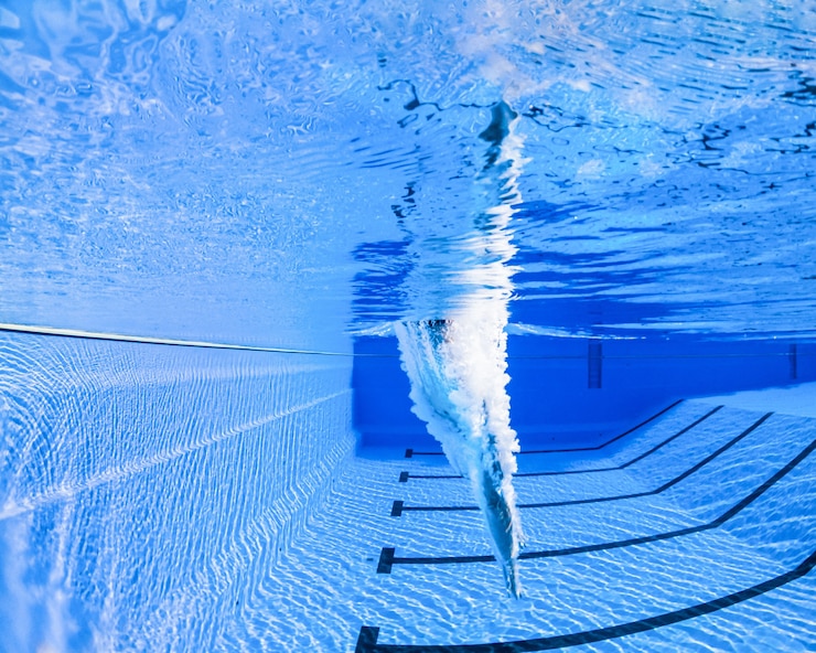 Kostenlose Foto sportler tauchen in einem schwimmbecken