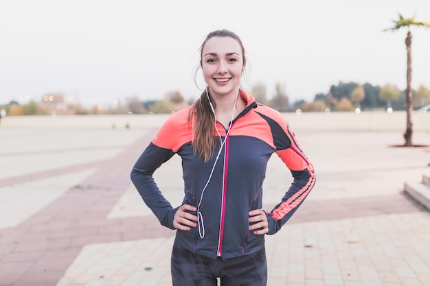 Kostenloses Foto sportlerin mit den händen auf taille aufwirft