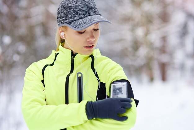 Sportlerin prüft, wie viele Kalorien sie verbrannt hat