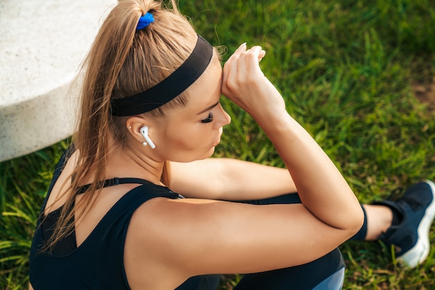 Kostenloses Foto sportlerin ruht sich aus und hört musik