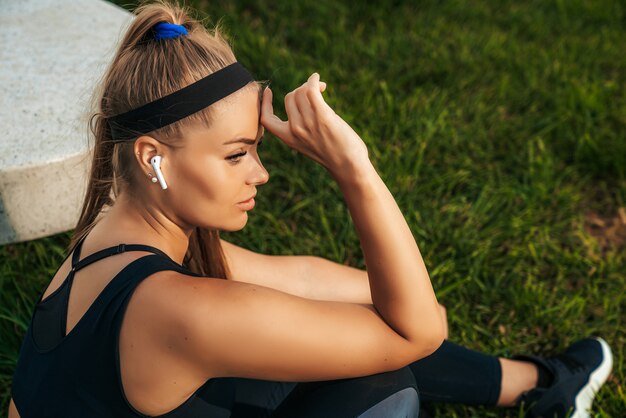 Sportlerin ruht sich aus und hört Musik