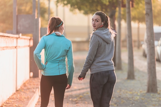 Sportlerin zu Fuß und im Rückblick