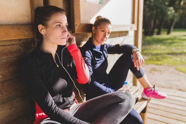 Kostenloses Foto sportlerinnen an einem sonnigen tag ruhen