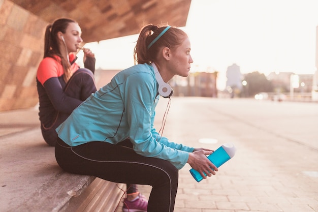 Sportlerinnen ruhen nach dem Ausführen