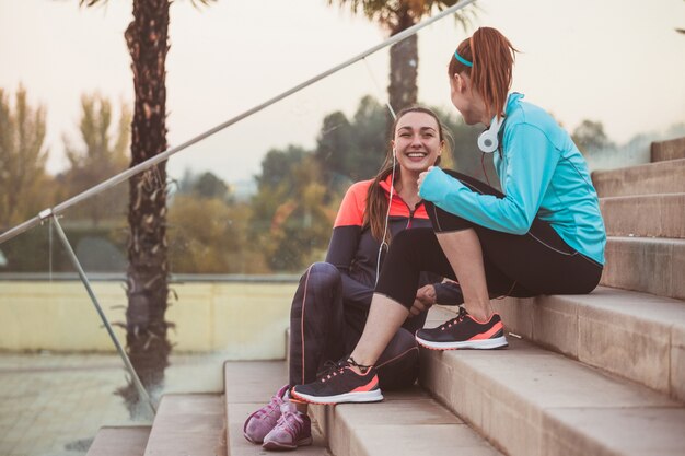 Sportlerinnen sitzen und reden