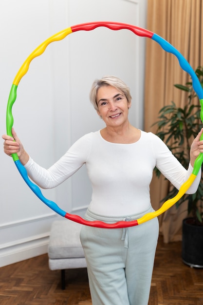 Kostenloses Foto sportlertraining mit hula-hoop