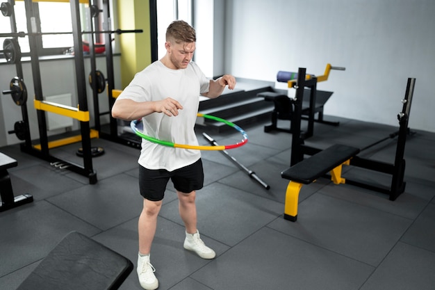 Kostenloses Foto sportlertraining mit hula-hoop