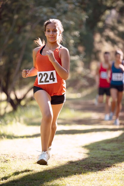 Sportliche Frau, die an einem Langlauf teilnimmt