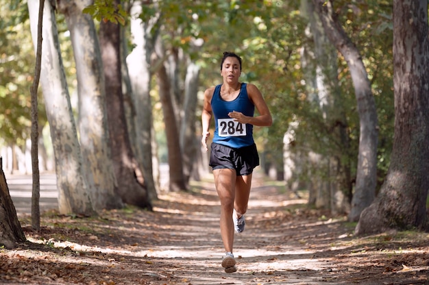 Sportliche Frau, die an einem Langlauf teilnimmt