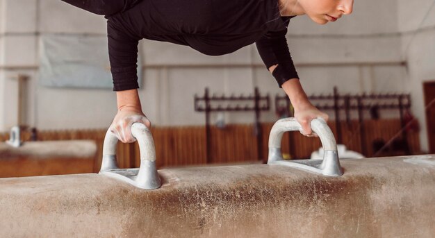 Sportliche Frau, die auf Pauschenpferd ausübt