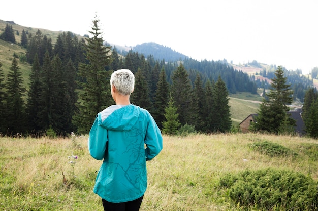 Sportliche Frau, die in der Natur läuft