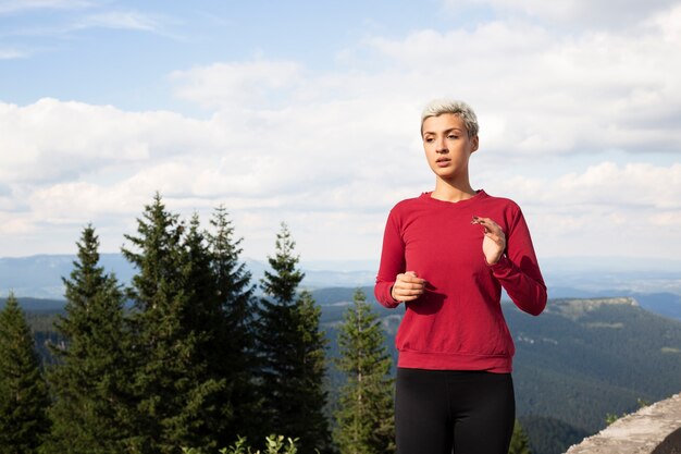 Sportliche Frau, die in der Natur läuft