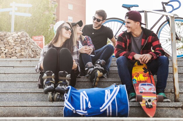 Sportliche Freunde ruht auf Treppen