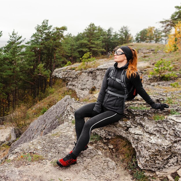 Kostenloses Foto sportliche joggerin der frau, die sich ausruht