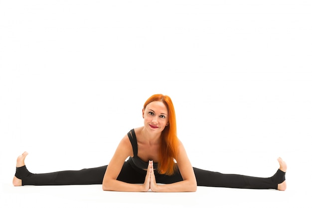 Kostenloses Foto sportliche junge frau macht yoga asana