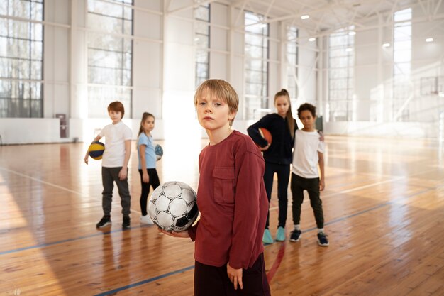 Sportliche Kinder in der Vorderansicht des Fitnessstudios