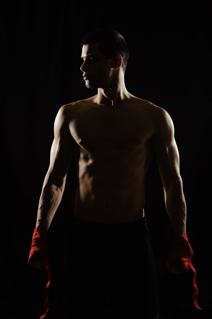 Sportlicher Boxer, der sich vor dem Kampf fertig macht